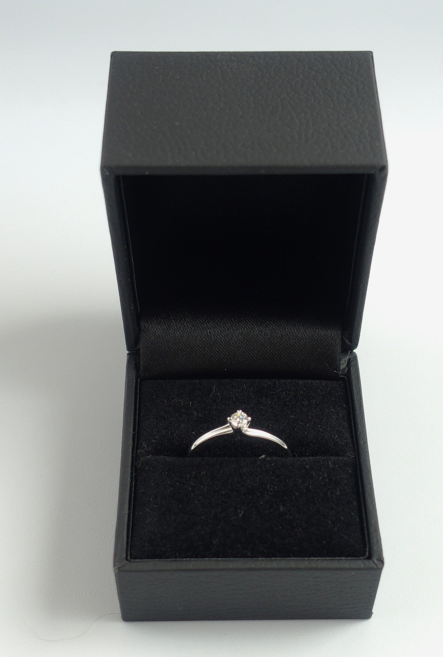 Ring 585 Weißgold 0,11 ct Brillant Ringgröße 54