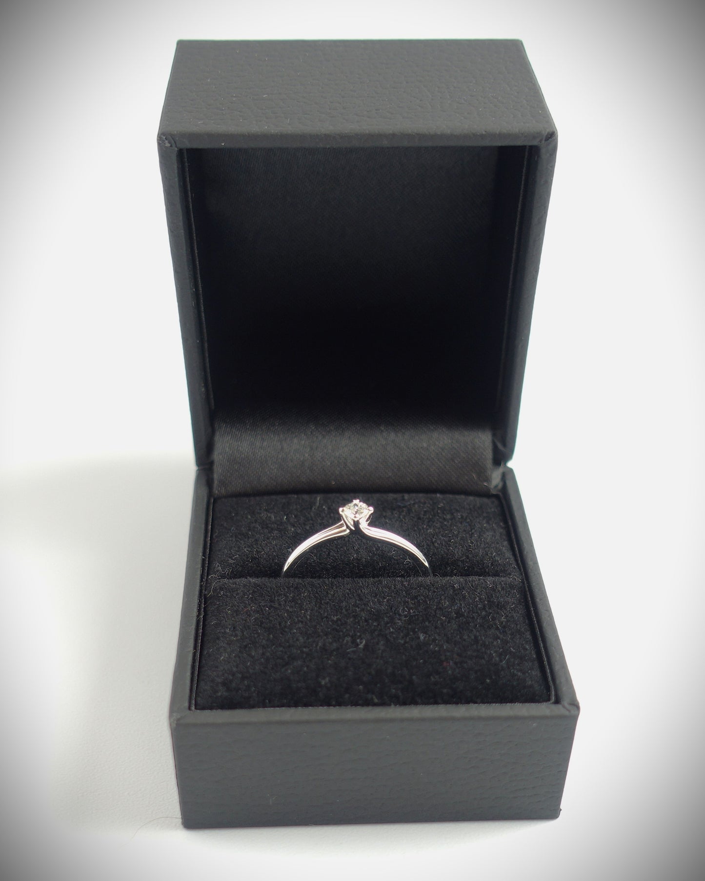 Ring 585 Weißgold 0,11 ct Brillant Ringgröße 54