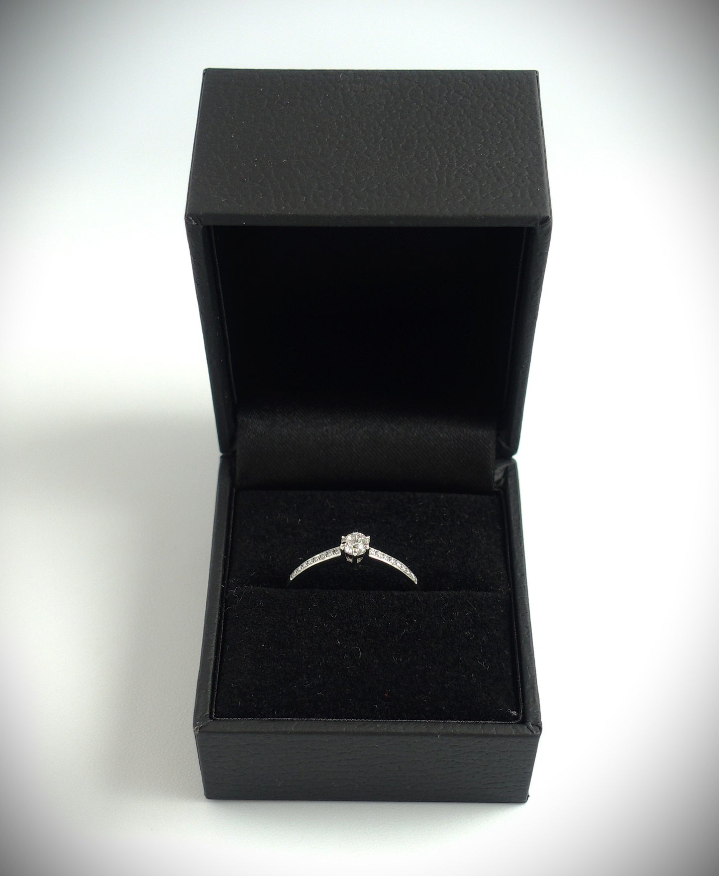 Ring 585 Weißgold 0,11 ct Brillant Ringgröße 54