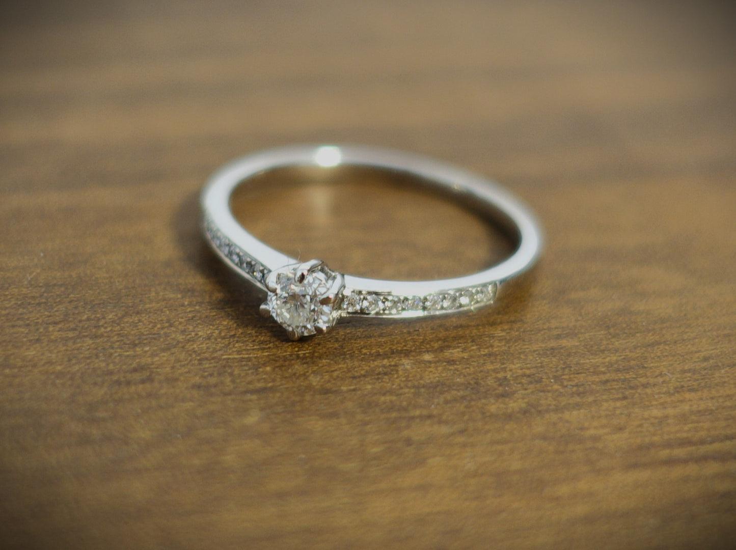 Ring 750 Weißgold 0,15 ct Brillant + Brillantbesatz Ringgröße 54