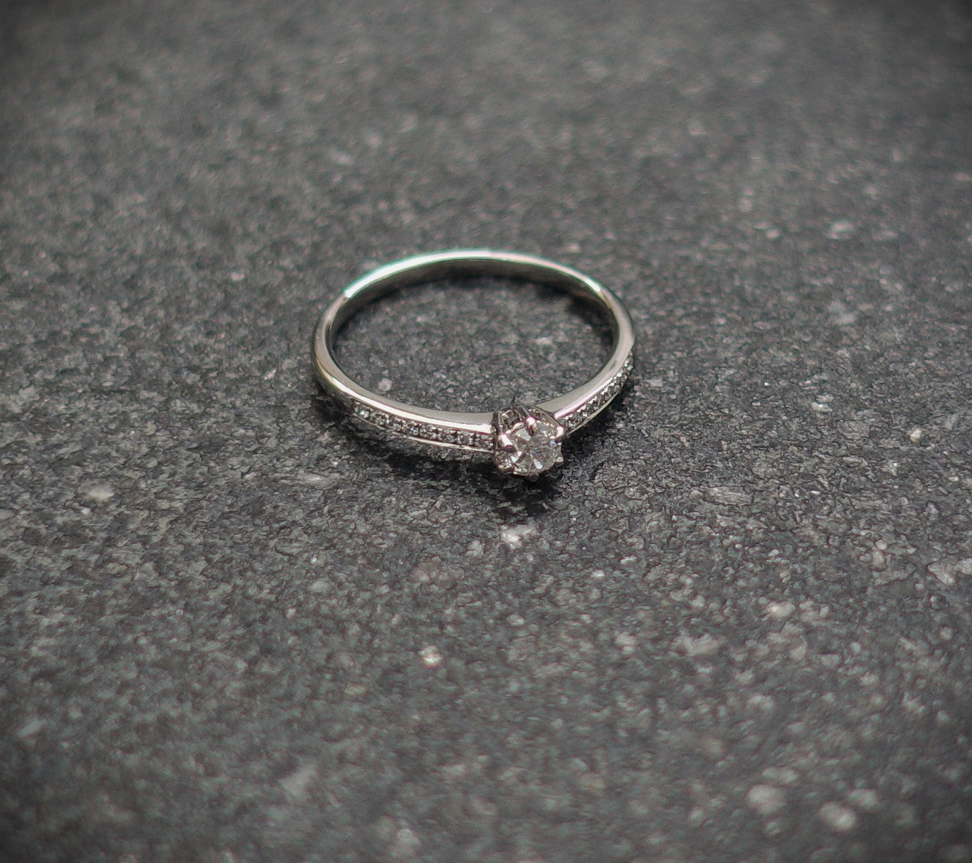 Ring 750 Weißgold 0,15 ct Brillant + Brillantbesatz Ringgröße 54