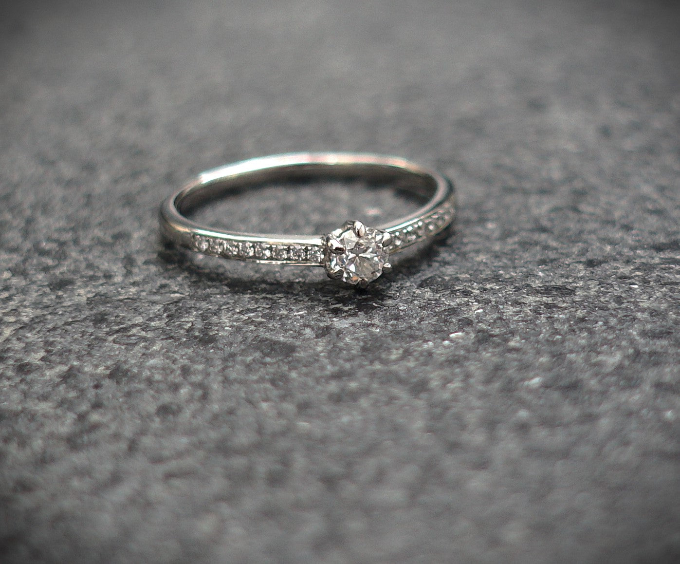 Ring 750 Weißgold 0,15 ct Brillant + Brillantbesatz Ringgröße 54