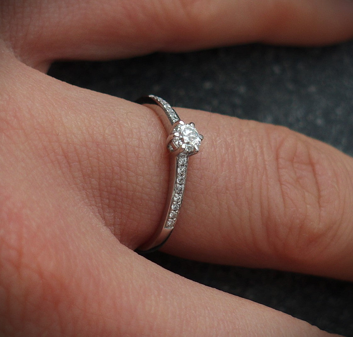 Ring 750 Weißgold 0,15 ct Brillant + Brillantbesatz Ringgröße 54