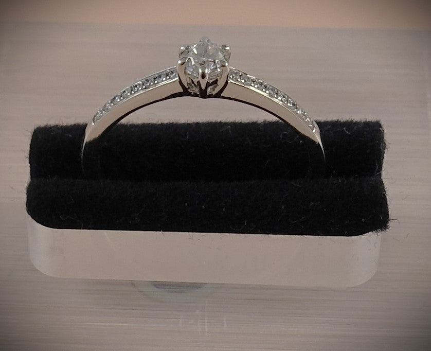 Ring 750 Weißgold 0,15 ct Brillant + Brillantbesatz Ringgröße 54