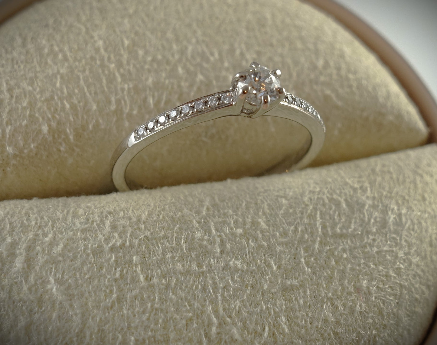 Ring 750 Weißgold 0,15 ct Brillant + Brillantbesatz Ringgröße 54