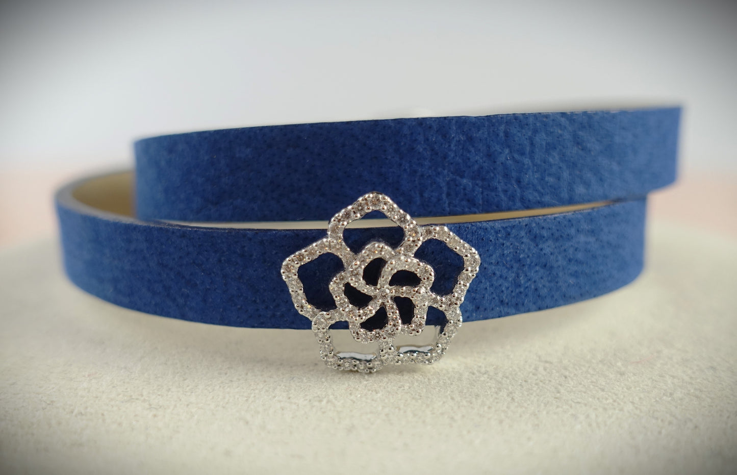 Bigli Armband Leder Blume 750 Weißgold Brillanten 0,33ct. blau Ref. 23A14