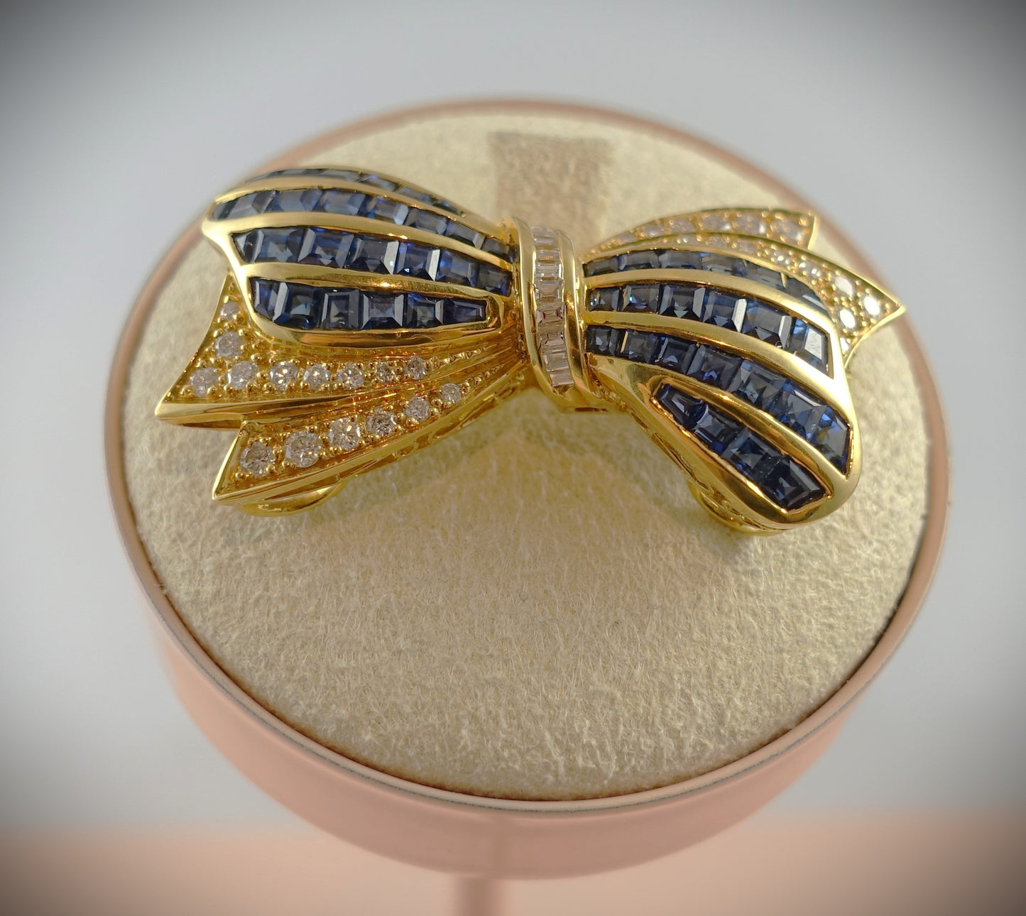 Brosche 750 Gelbgold Brillanten 0,84ct Saphire 4,5x2,3cm 12,37g