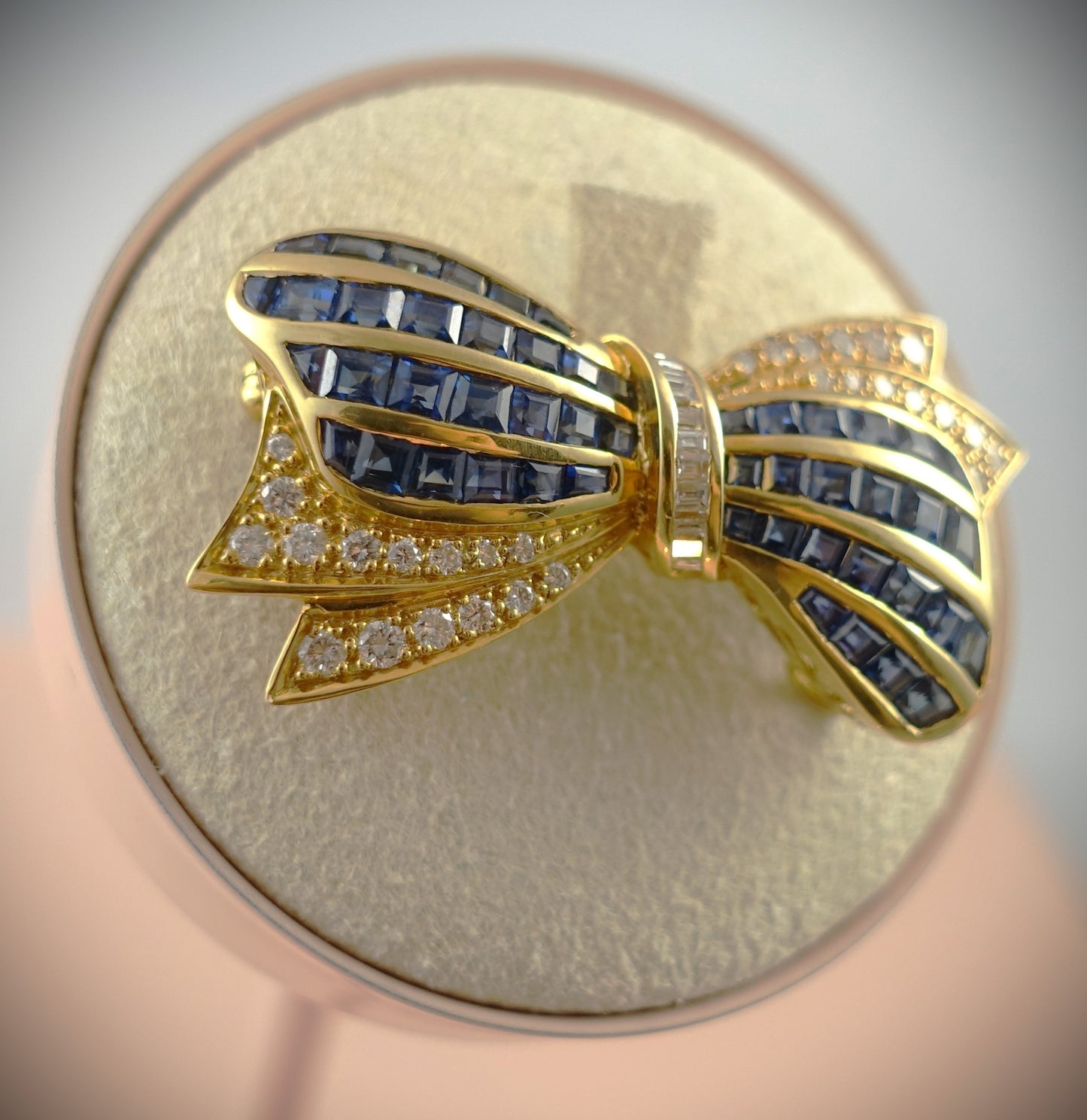 Brosche 750 Gelbgold Brillanten 0,84ct Saphire 4,5x2,3cm 12,37g