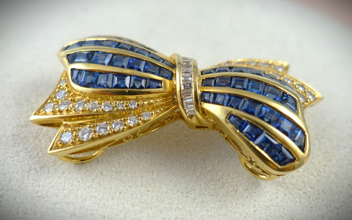 Brosche 750 Gelbgold Brillanten 0,84ct Saphire 4,5x2,3cm 12,37g