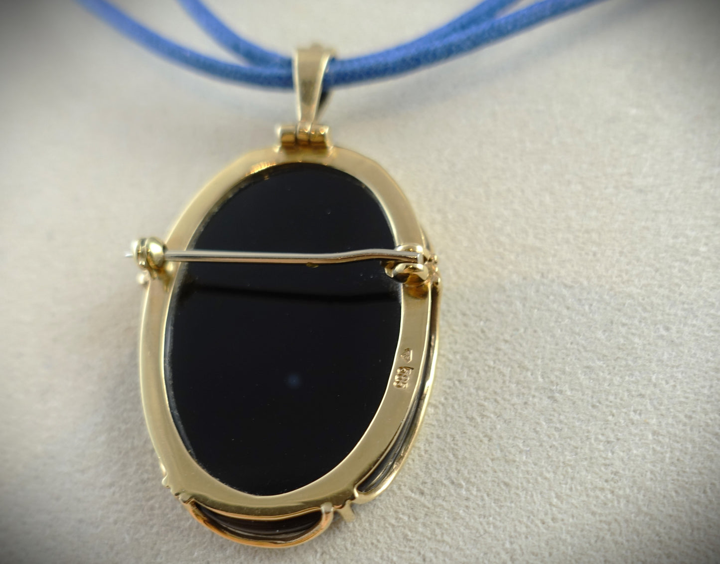 Anhänger / Brosche Gemme 14 Karat Gelbgold Kordel 110cm