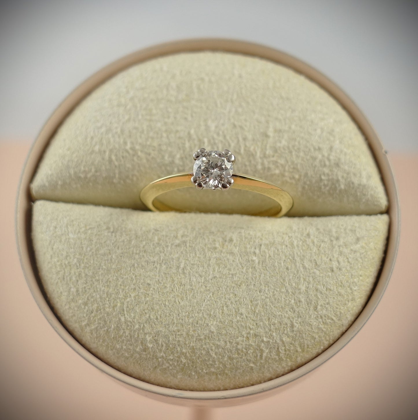 Ein Ring aus 750er Gelbgold von Ninas Schmuckhandel mit einem runden Brillanten von 0,43 ct, präsentiert in einer cremefarbenen, runden Ringbox, Ringgröße 54.