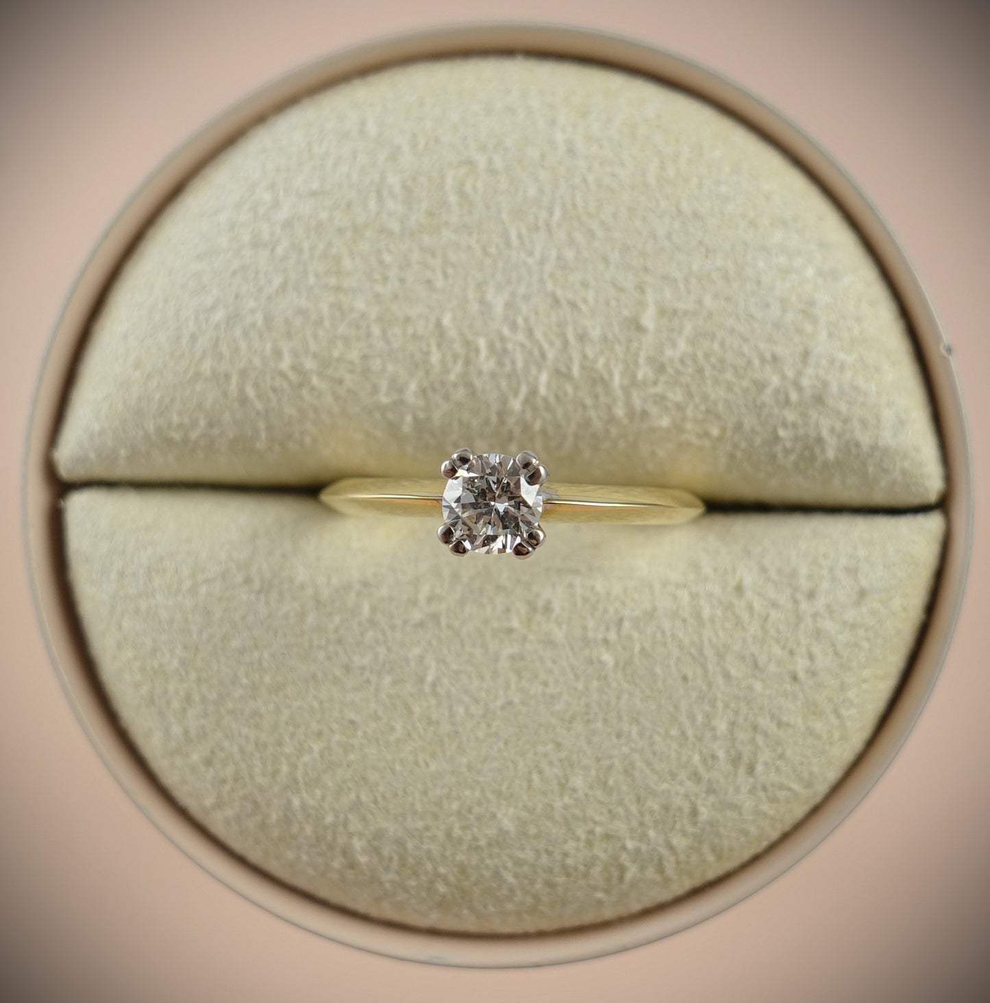 Ein Ninas Schmuckhandel Ring 750 Gelbgold 0,43 ct Brillant Ringgröße 54 erstrahlt in einer offenen Ringbox mit cremefarbenem Innenleben und bringt sein exquisites Design und die SI-Qualitätsfassung gekonnt zur Geltung.