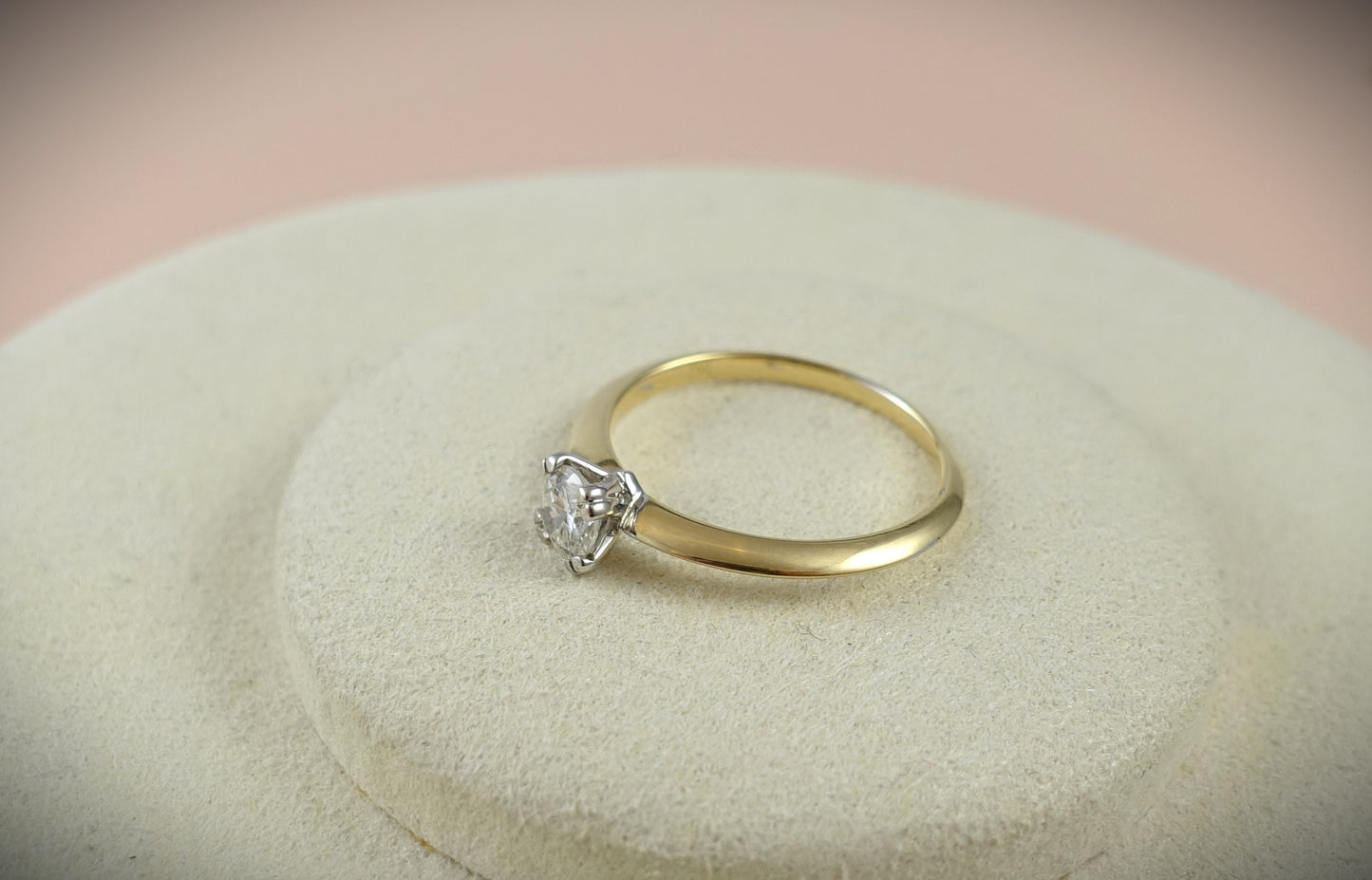 Der Ring 750 Gelbgold 0,43 ct Brillant von Ninas Schmuckhandel wird elegant auf einer weichen, hellen runden Plattform präsentiert und ist mit einem brillanten runden Diamanten in einer Krappenfassung versehen.