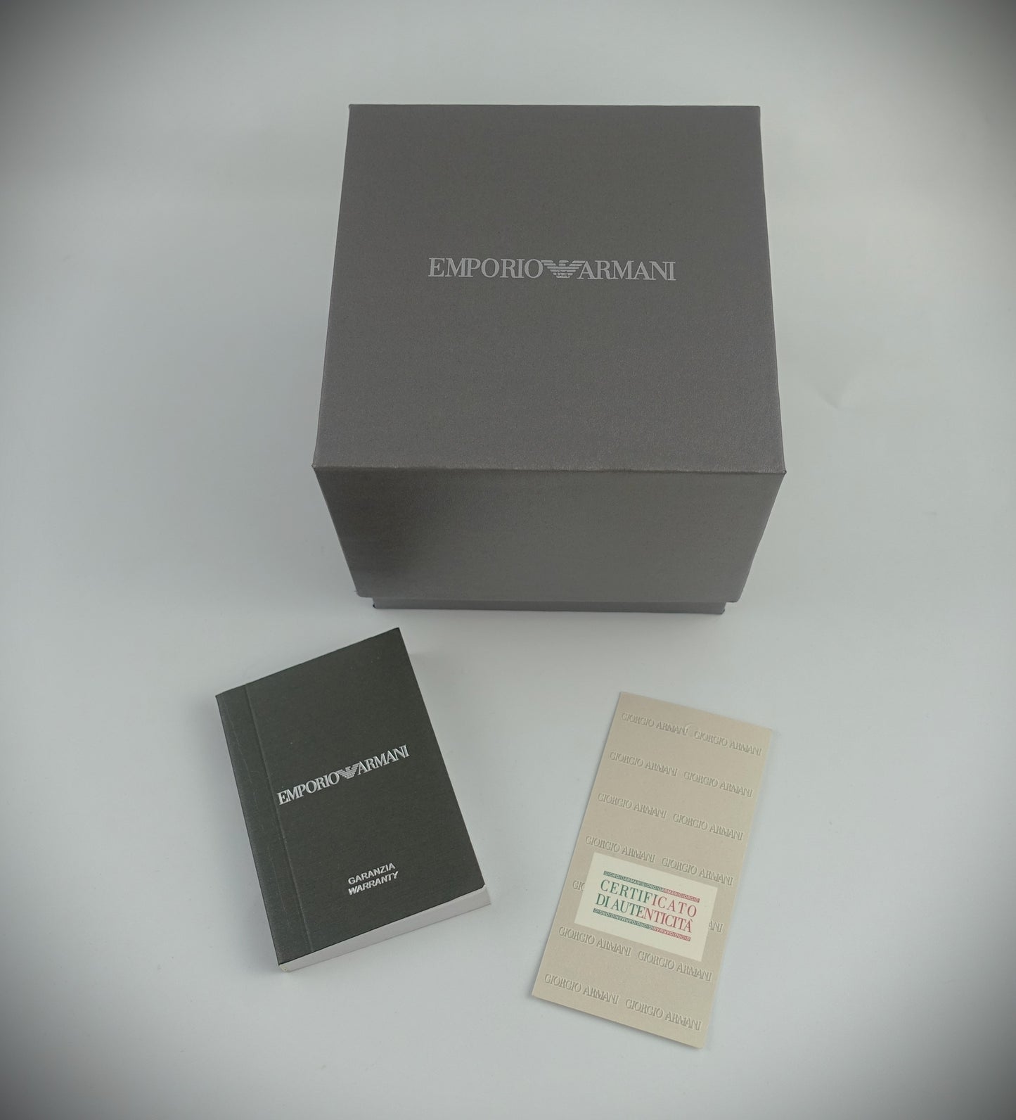 Emporio Armani Quarz Uhr 40mm Edelstahl mattiert Schwarz Grau Rot Ref. AR11393