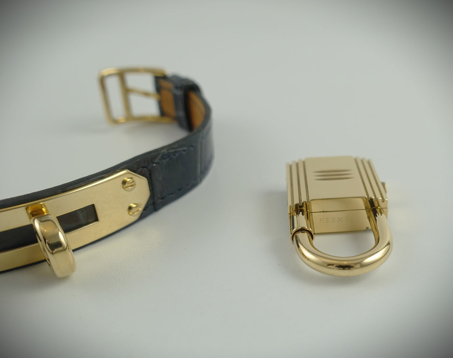 Hermès Kelly Lock Armbanduhr Limitiert 1995 18Krt. Gelbgold Brillanten blau