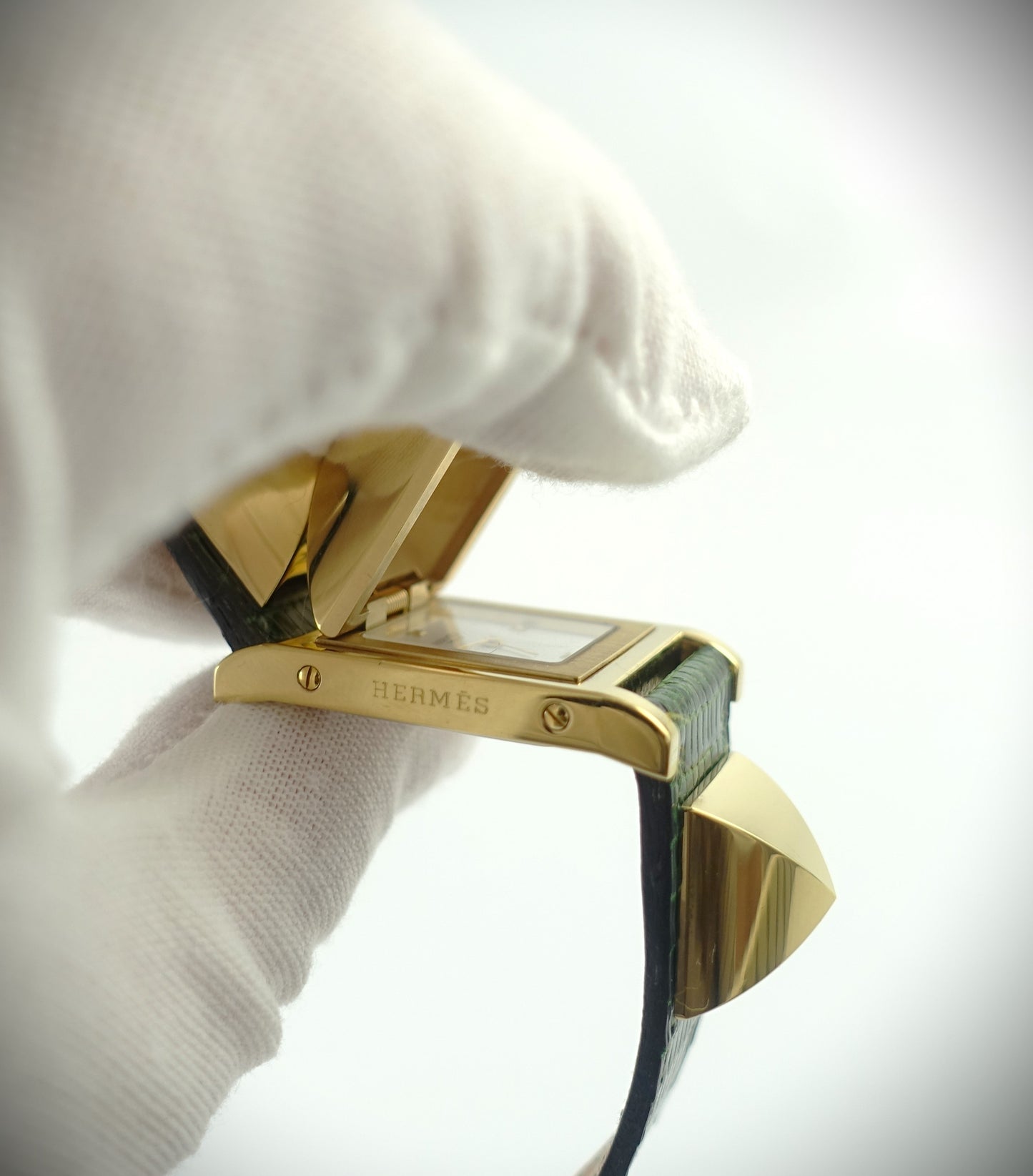 Hermès Medor Quarzuhr aufklappbar vergoldet Lederarmband grün ME1.201 BF572344