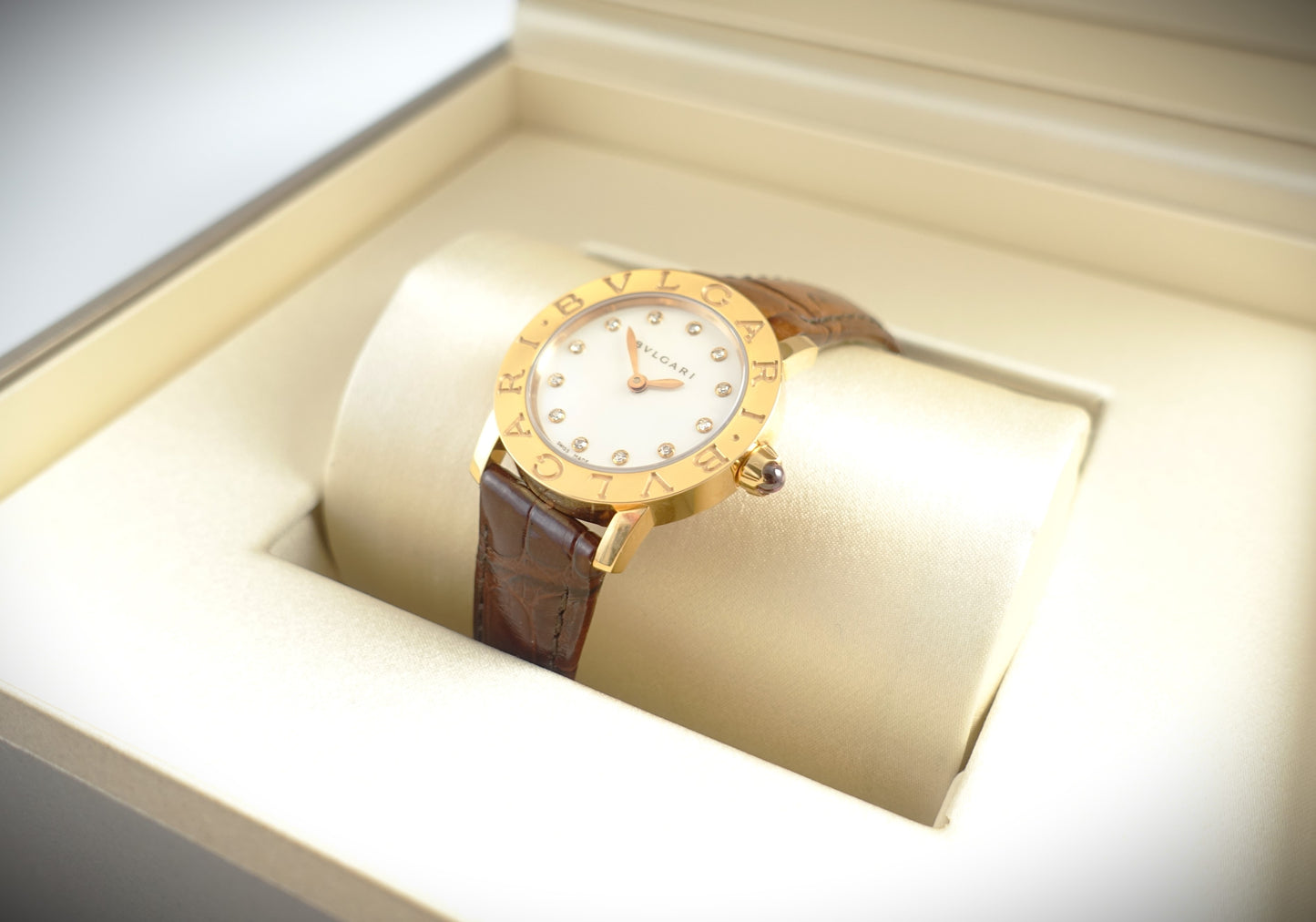 Bulgari Bvlgari Quarz Uhr Damen 26mm 750 Roségold Perlmutt Brillanten Ref.102751