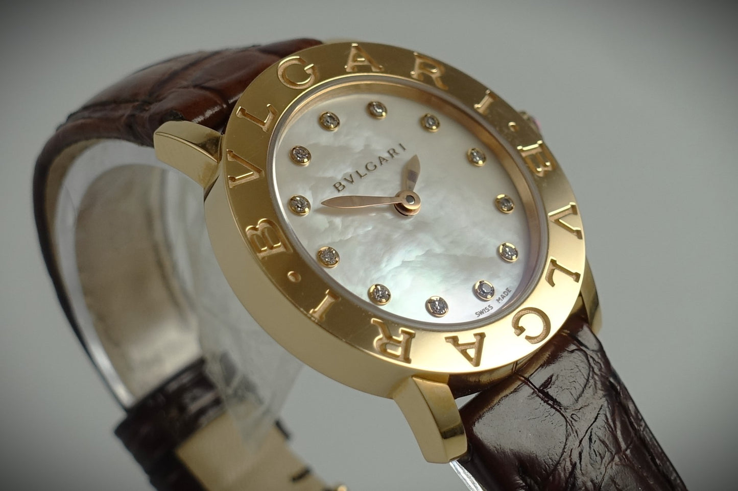 Bulgari Bvlgari Quarz Uhr Damen 26mm 750 Roségold Perlmutt Brillanten Ref.102751