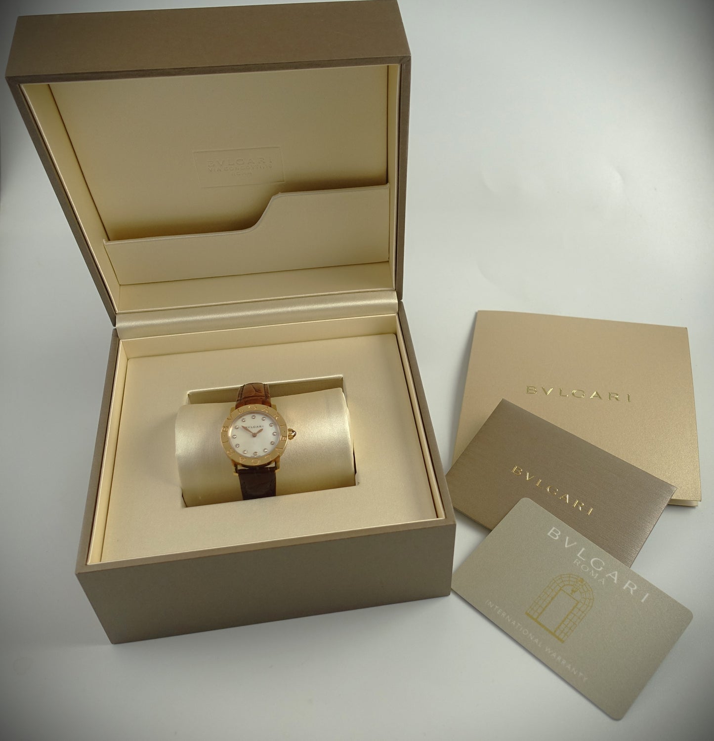 Bulgari Bvlgari Quarz Uhr Damen 26mm 750 Roségold Perlmutt Brillanten Ref.102751